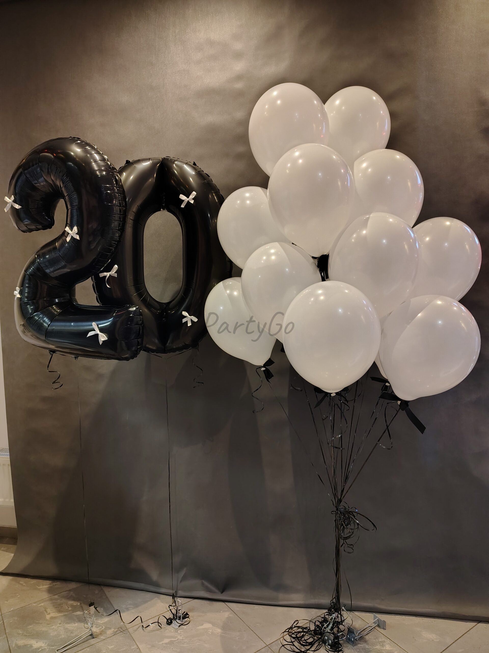 Kompozycja balonowa na 20 urodziny