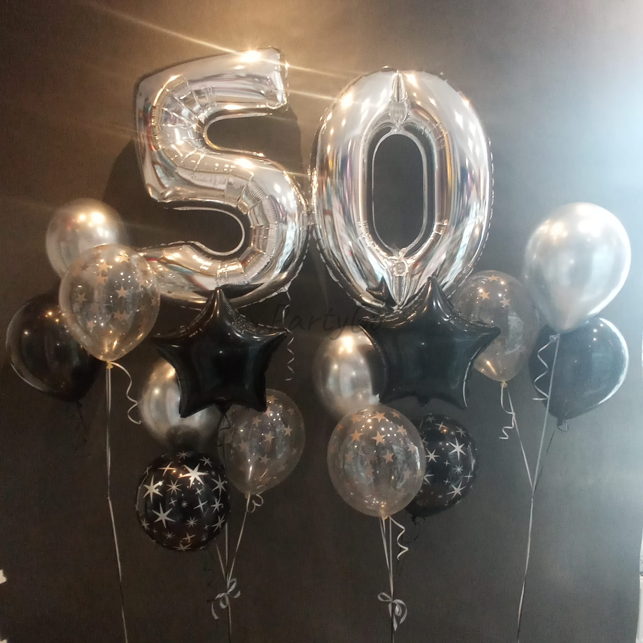 Kompozycja balonowa z helem na 50 urodziny