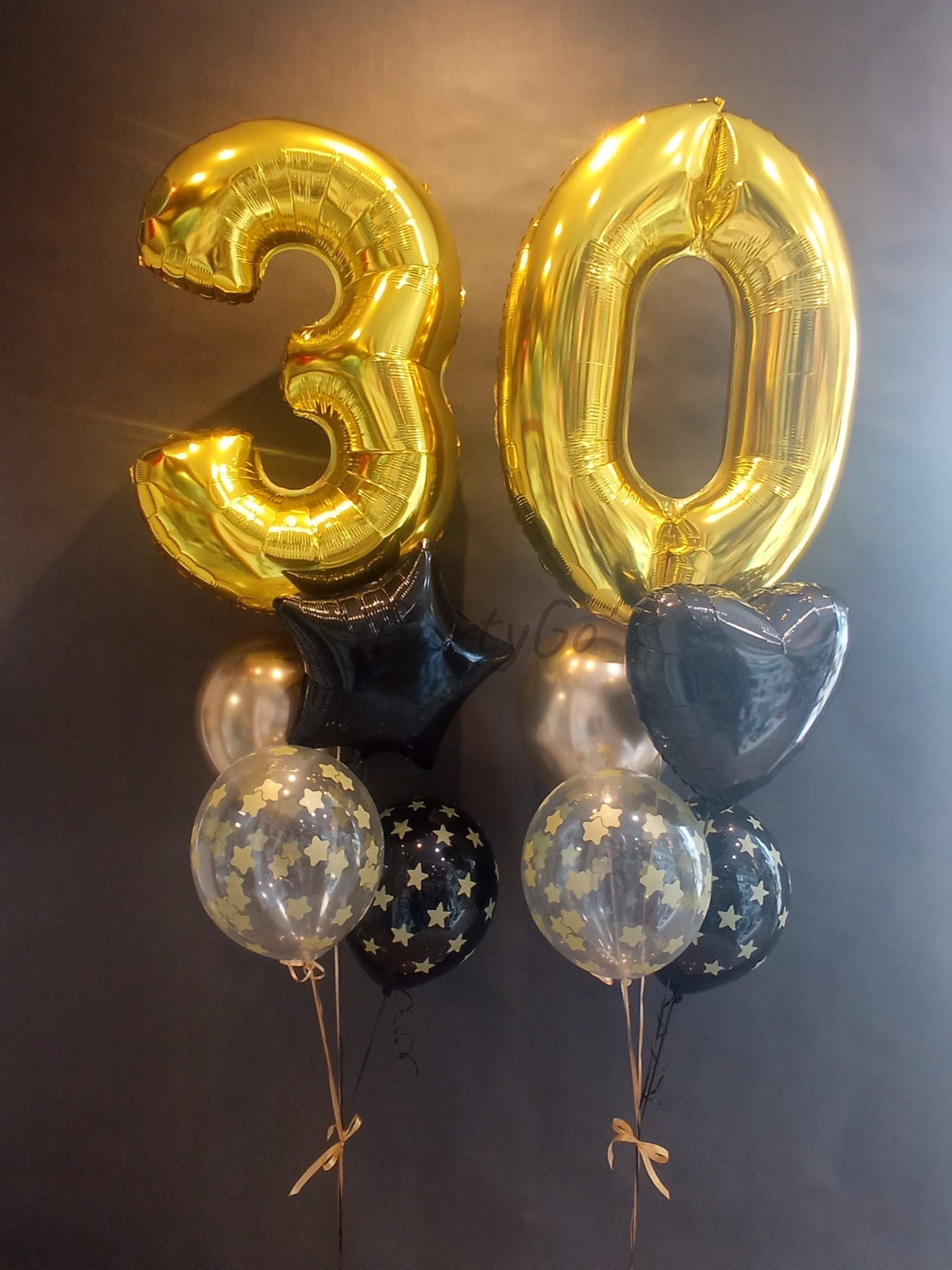 Kompozycja balonowa z helem na 30 urodziny