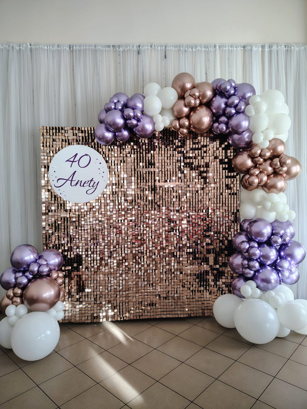 Dekoracja na 40 urodziny – ścianka cekinowa z girlandą balonową