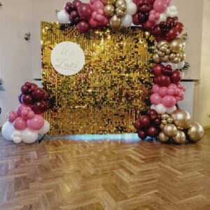 Dekoracja na 18 urodziny – ścianka cekinowa z girlandą balonową