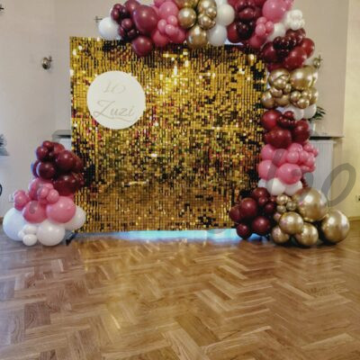 Dekoracja na 18 urodziny – ścianka cekinowa z girlandą balonową
