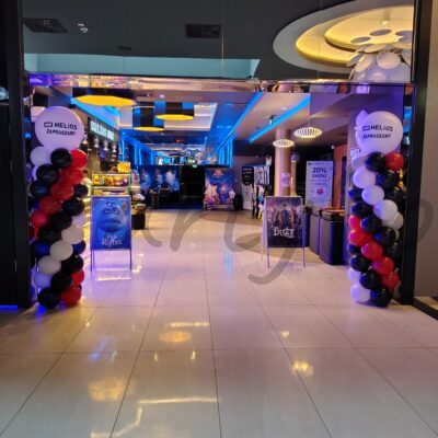 Kolumny balonowe na urodziny kina