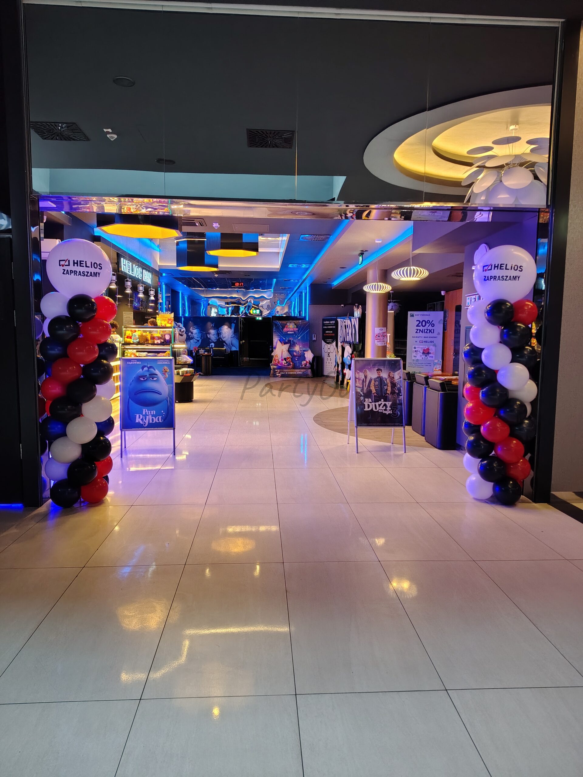 Kolumny balonowe na urodziny kina