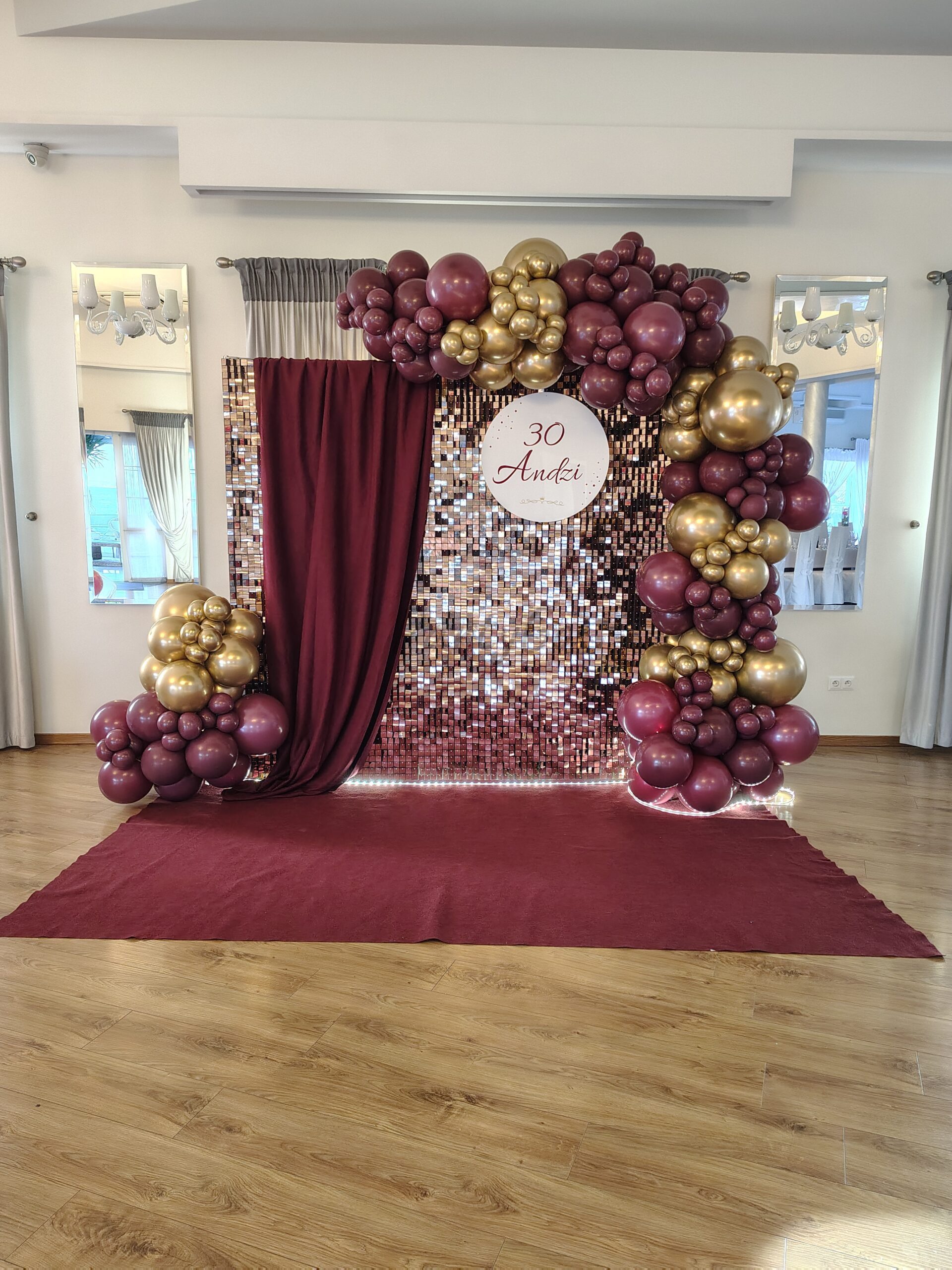 Dekoracja na 30 urodziny – ścianka cekinowa z girlandą balonową - obrazek 3