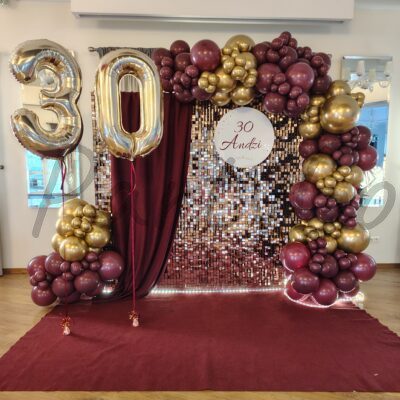 Dekoracja na 30 urodziny – ścianka cekinowa z girlandą balonową