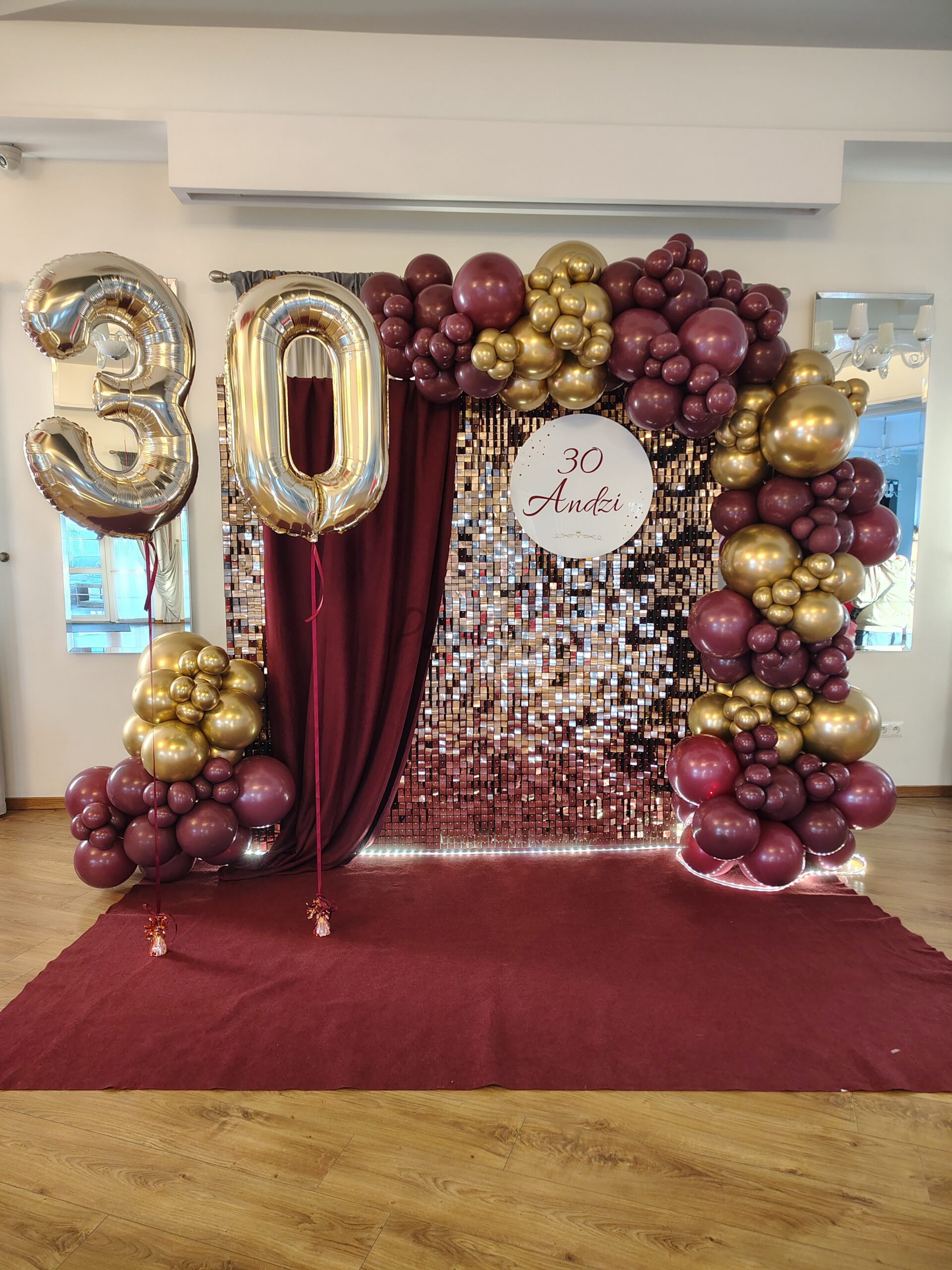 Dekoracja na 30 urodziny – ścianka cekinowa z girlandą balonową