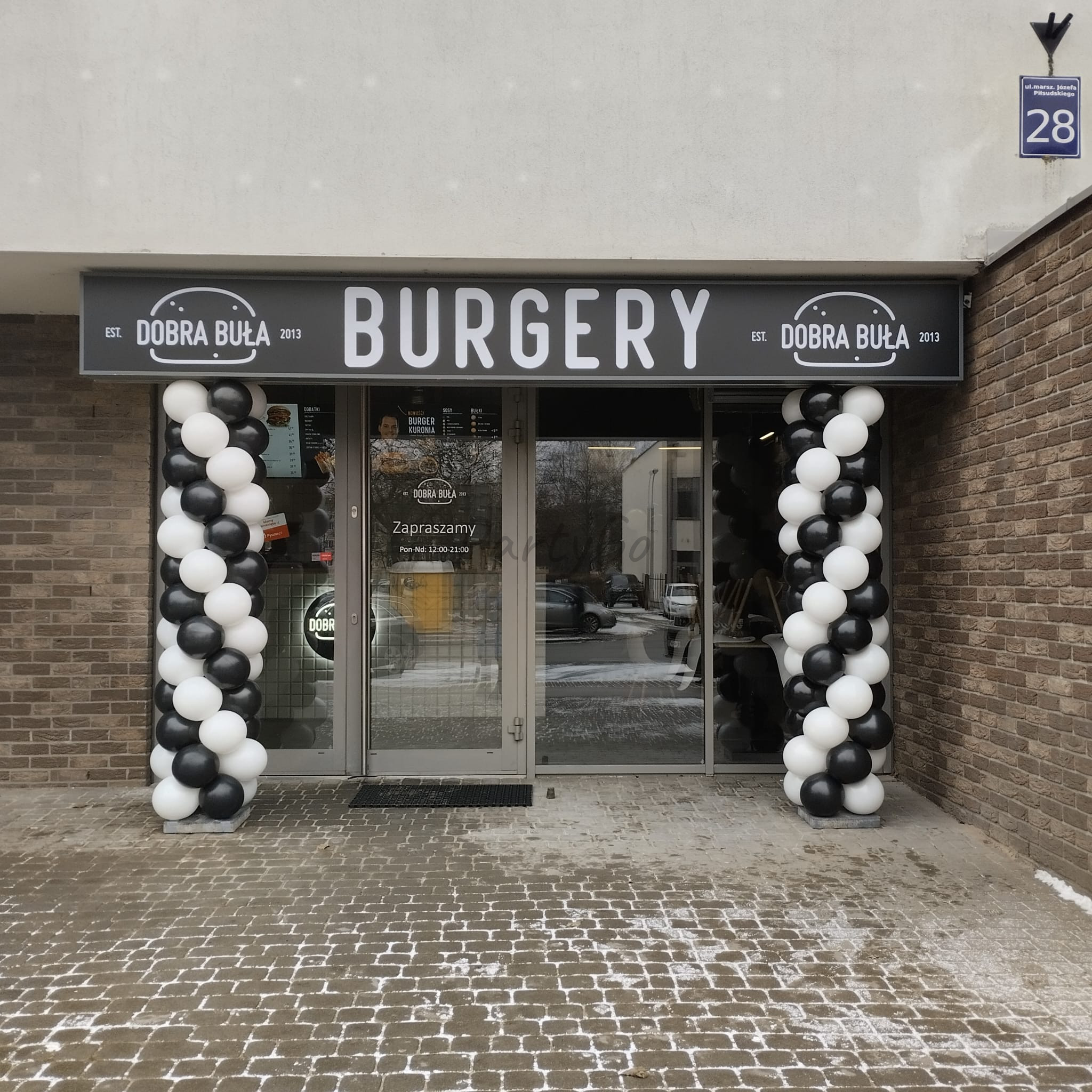 Kolumny balonowe na otwarcie restauracji