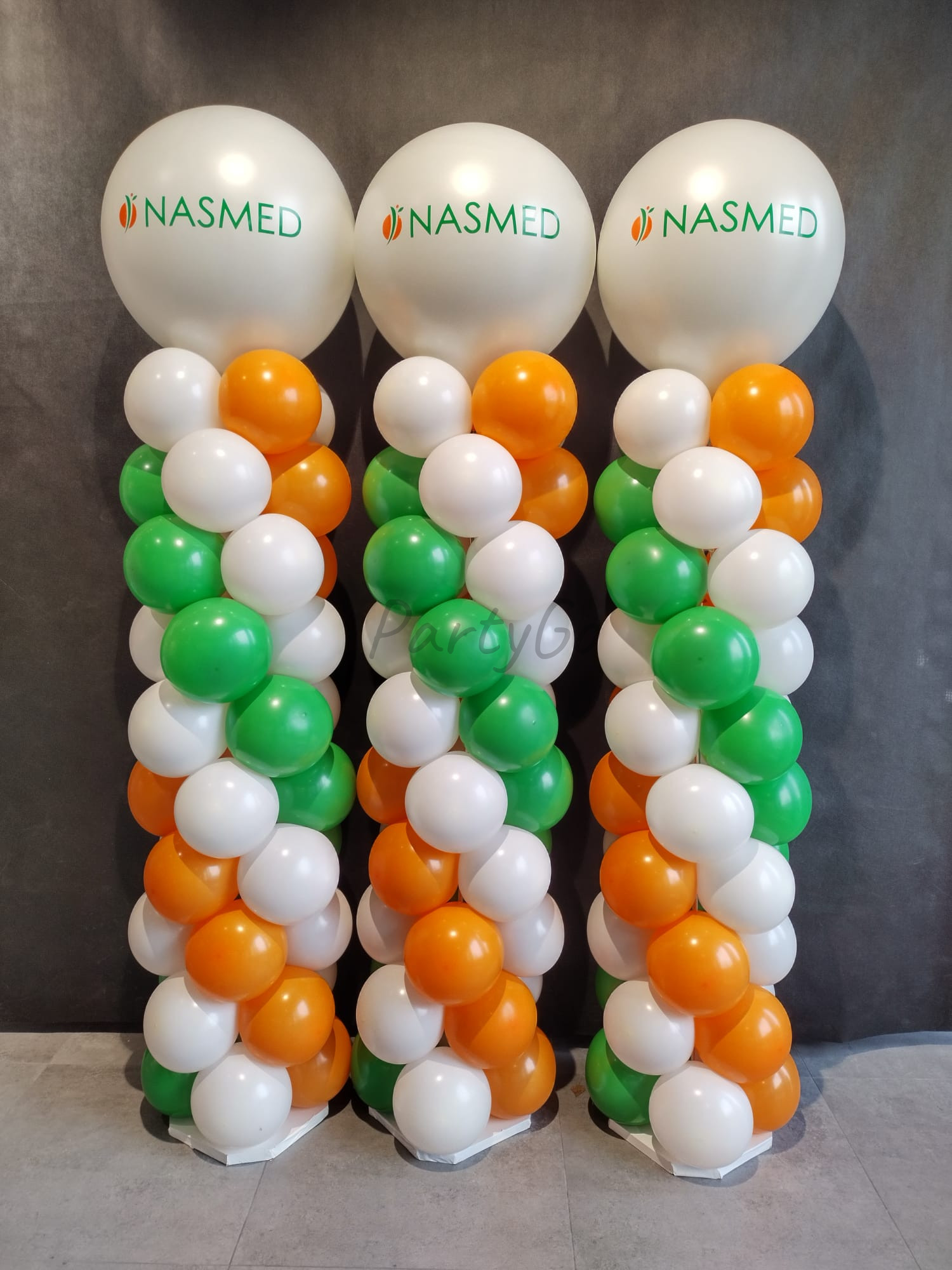 Kolumny balonowe na urodziny centrum medycznego